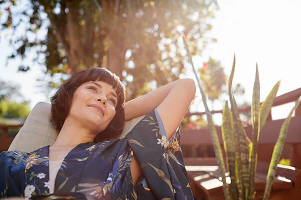 Frau liegt in der Sonne